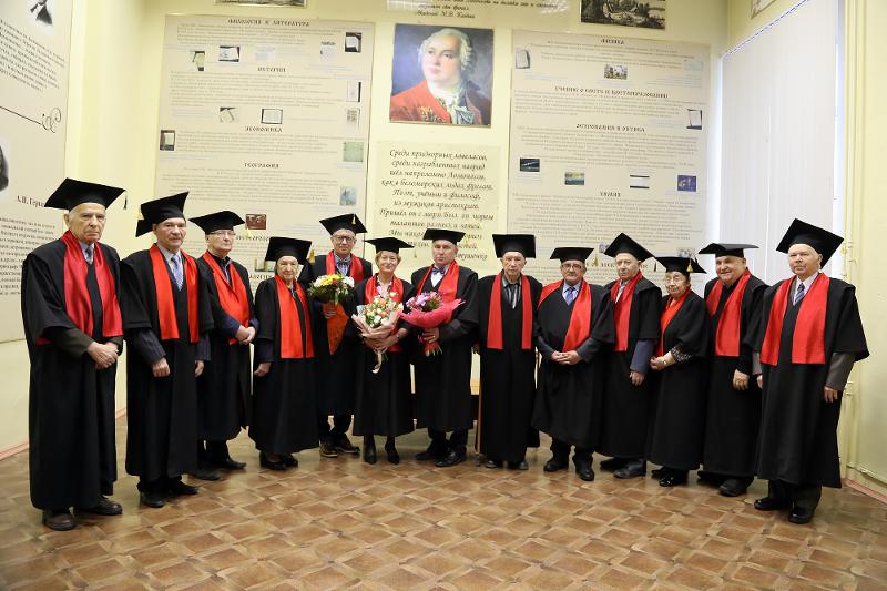 Alle æresdoktorene.jpg Anne Husebekk sammen med de andre æresdoktorene ved Northern State Medical University.